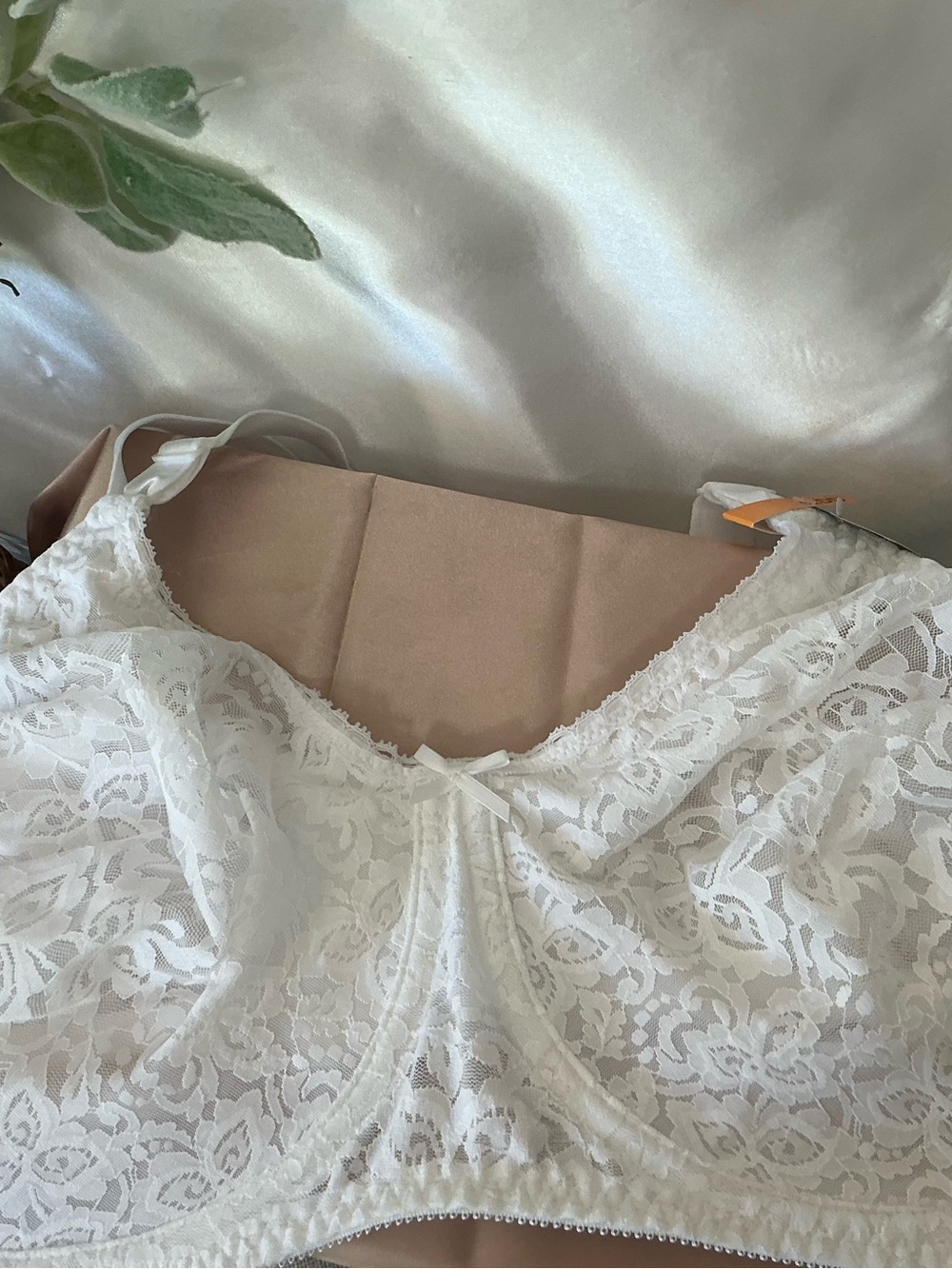 NWT Bali White Lace Full-Coverage Bra with Bow Accent DF3432